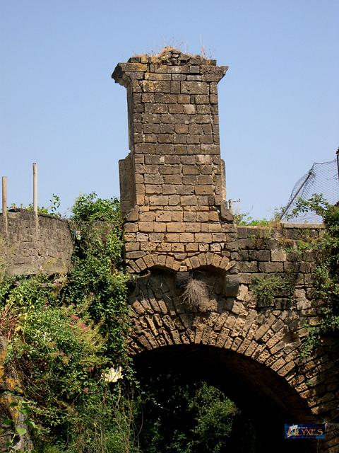 ponte orazio con edicola votiva.JPG